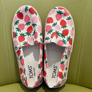 Tom’s Strawberry Shoes (Youth) 🍓